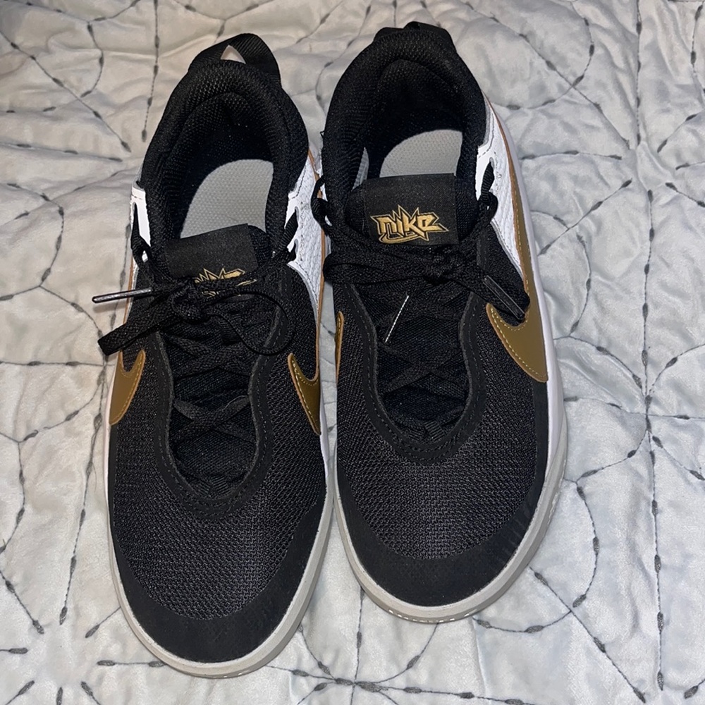 Nike Kids Hustle Basketball Shoes